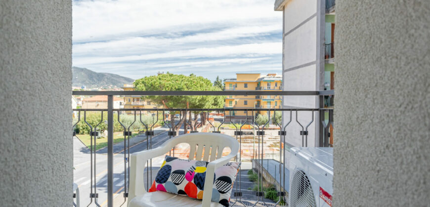 MONOLOCALE RISTRUTTURATO ED ARREDATO CON AMPIO BALCONE E VISTA APERTA –  VIA RAFFAELLO  – 400 m DAL MARE – BORGHETTO SANTO SPIRITO