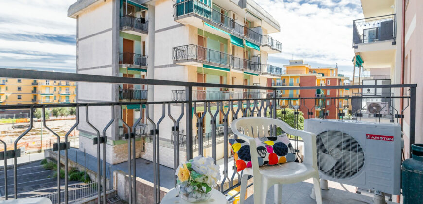 MONOLOCALE RISTRUTTURATO ED ARREDATO CON AMPIO BALCONE E VISTA APERTA –  VIA RAFFAELLO  – 400 m DAL MARE – BORGHETTO SANTO SPIRITO