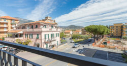 MONOLOCALE RISTRUTTURATO ED ARREDATO CON AMPIO BALCONE E VISTA APERTA –  VIA RAFFAELLO  – 400 m DAL MARE – BORGHETTO SANTO SPIRITO