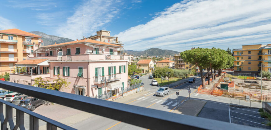 MONOLOCALE RISTRUTTURATO ED ARREDATO CON AMPIO BALCONE E VISTA APERTA –  VIA RAFFAELLO  – 400 m DAL MARE – BORGHETTO SANTO SPIRITO