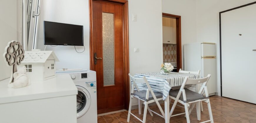 MONOLOCALE RISTRUTTURATO ED ARREDATO CON AMPIO BALCONE E VISTA APERTA –  VIA RAFFAELLO  – 400 m DAL MARE – BORGHETTO SANTO SPIRITO
