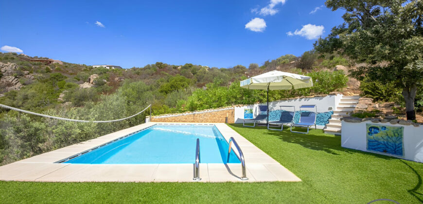 VILLA CON PISCINA IMMERSA NEL VERDE –  VIALE CUGNANA – COSTA SMERALDA – OLBIA