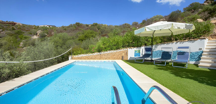 VILLA CON PISCINA IMMERSA NEL VERDE –  VIALE CUGNANA – COSTA SMERALDA – OLBIA