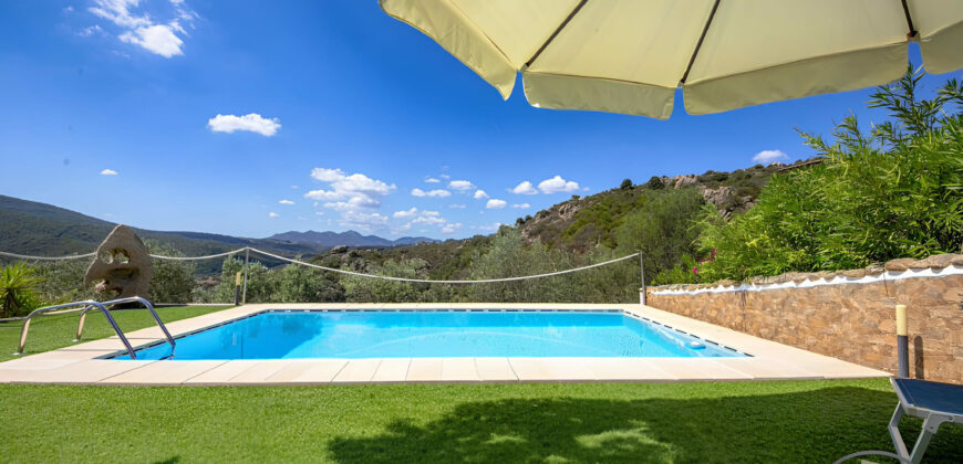 VILLA CON PISCINA IMMERSA NEL VERDE –  VIALE CUGNANA – COSTA SMERALDA – OLBIA