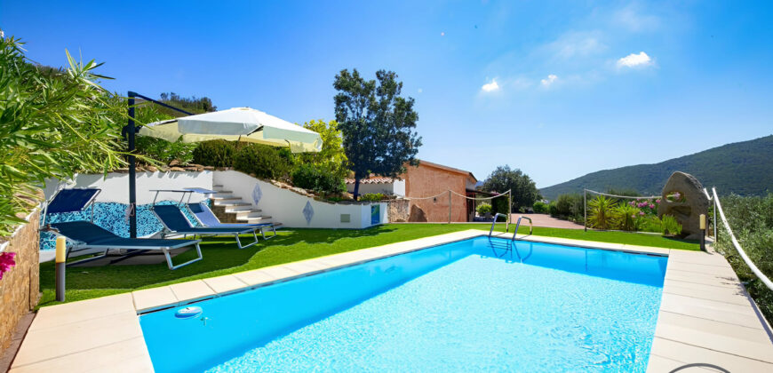 VILLA CON PISCINA IMMERSA NEL VERDE –  VIALE CUGNANA – COSTA SMERALDA – OLBIA