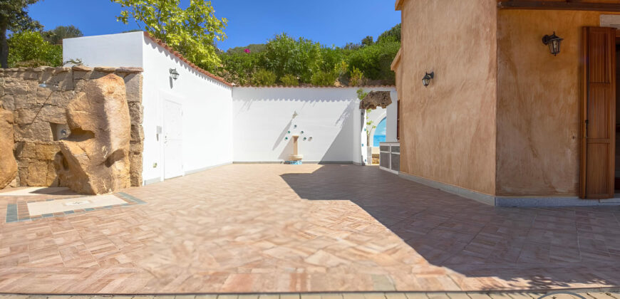VILLA CON PISCINA IMMERSA NEL VERDE –  VIALE CUGNANA – COSTA SMERALDA – OLBIA