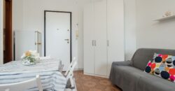 MONOLOCALE RISTRUTTURATO ED ARREDATO CON AMPIO BALCONE E VISTA APERTA –  VIA RAFFAELLO  – 400 m DAL MARE – BORGHETTO SANTO SPIRITO