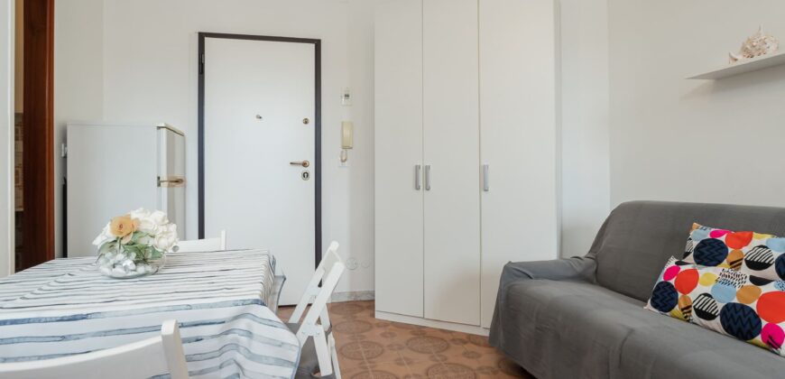 MONOLOCALE RISTRUTTURATO ED ARREDATO CON AMPIO BALCONE E VISTA APERTA –  VIA RAFFAELLO  – 400 m DAL MARE – BORGHETTO SANTO SPIRITO