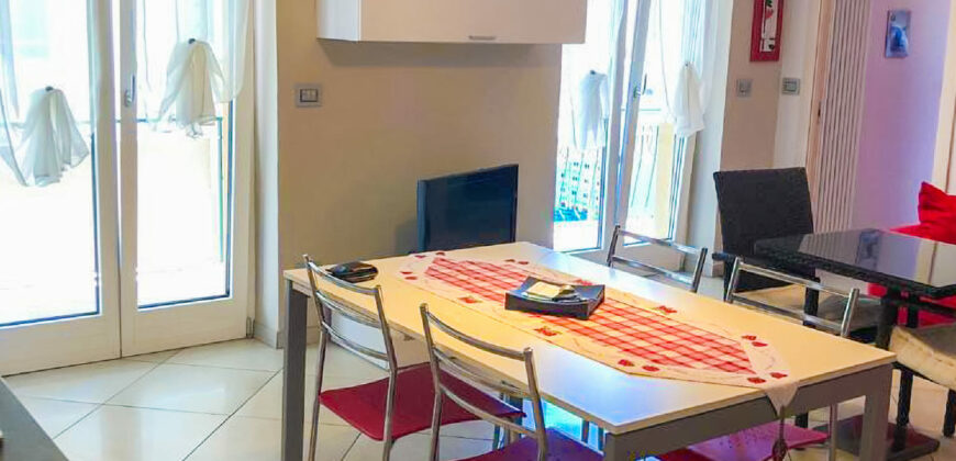 TRILOCALE CON DOPPI SERVIZI ED AMPIO BALCONE – VIA GENOVA BOCCHI BIANCHI – 50 m DAL MARE – ALASSIO