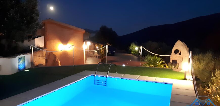 VILLA CON PISCINA IMMERSA NEL VERDE –  VIALE CUGNANA – COSTA SMERALDA – OLBIA