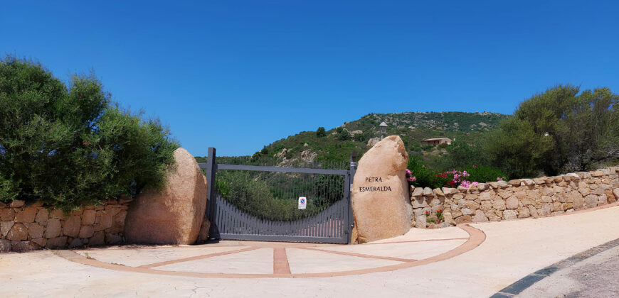 VILLA CON PISCINA IMMERSA NEL VERDE –  VIALE CUGNANA – COSTA SMERALDA – OLBIA