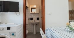 MONOLOCALE RISTRUTTURATO ED ARREDATO CON AMPIO BALCONE E VISTA APERTA –  VIA RAFFAELLO  – 400 m DAL MARE – BORGHETTO SANTO SPIRITO