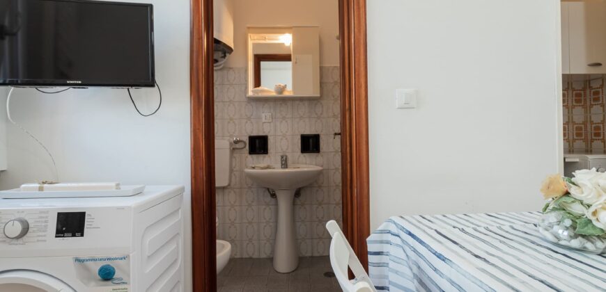 MONOLOCALE RISTRUTTURATO ED ARREDATO CON AMPIO BALCONE E VISTA APERTA –  VIA RAFFAELLO  – 400 m DAL MARE – BORGHETTO SANTO SPIRITO