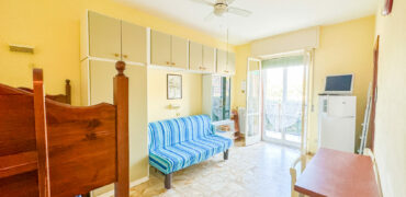MONOLOCALE RISTRUTTURATO ED ARREDATO CON BALCONE E VISTA APERTA –  VIA TICINO – 250 m DAL MARE – BORGHETTO SANTO SPIRITO