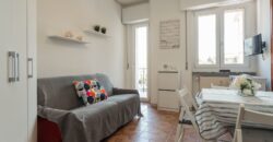 MONOLOCALE RISTRUTTURATO ED ARREDATO CON AMPIO BALCONE E VISTA APERTA –  VIA RAFFAELLO  – 400 m DAL MARE – BORGHETTO SANTO SPIRITO