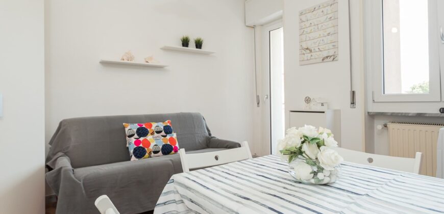 MONOLOCALE RISTRUTTURATO ED ARREDATO CON AMPIO BALCONE E VISTA APERTA –  VIA RAFFAELLO  – 400 m DAL MARE – BORGHETTO SANTO SPIRITO