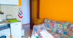 BILOCALE CON BALCONE ANGOLARE E VISTA APERTA – 400 m DAL MARE – BORGHETTO SANTO SPIRITO