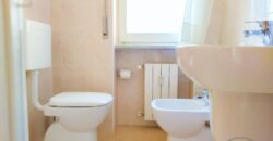 BILOCALE CON BALCONE ANGOLARE E VISTA APERTA – 400 m DAL MARE – BORGHETTO SANTO SPIRITO