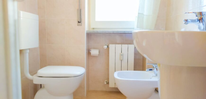 BILOCALE CON BALCONE ANGOLARE E VISTA APERTA – 400 m DAL MARE – BORGHETTO SANTO SPIRITO
