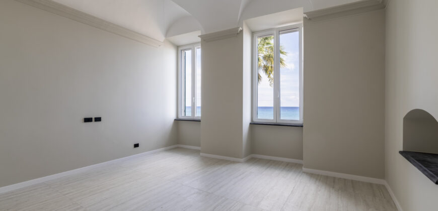 TRILOCALE COMPLETAMENTE RISTRUTTURATO E AFFACCIATO SUL MARE – VIA ROMA – ALASSIO