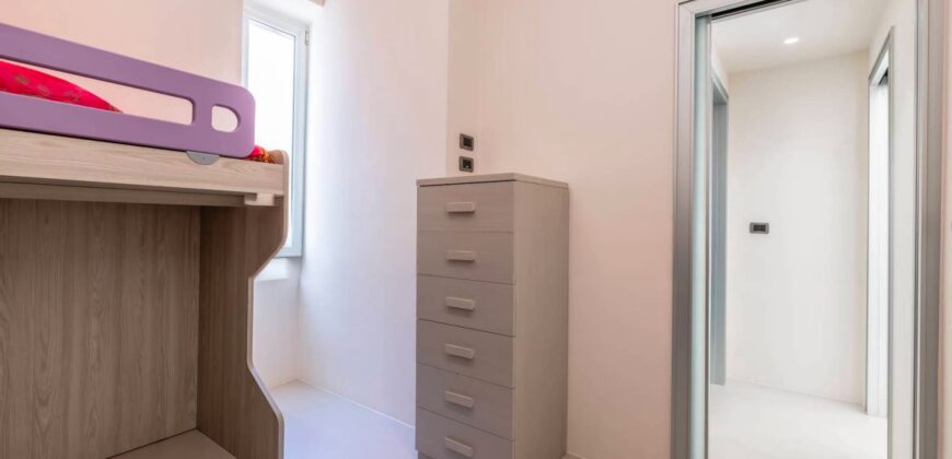 TRILOCALE CON TERRAZZINO, COMPLETAMENTE RISTRUTTURATO ED ARREDATO – VIA DANTE ALIGHIERI – 100 m DAL MARE – ALASSIO