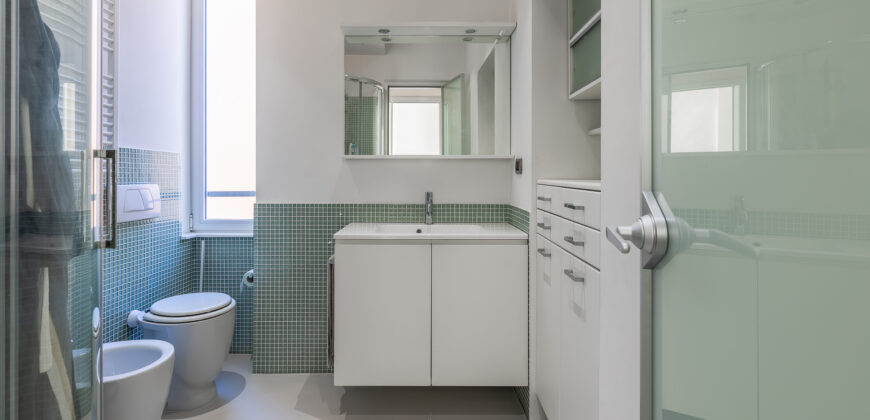 TRILOCALE CON TERRAZZINO, COMPLETAMENTE RISTRUTTURATO ED ARREDATO – VIA DANTE ALIGHIERI – 100 m DAL MARE – ALASSIO