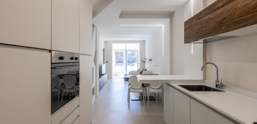 TRILOCALE CON TERRAZZINO, COMPLETAMENTE RISTRUTTURATO ED ARREDATO – VIA DANTE ALIGHIERI – 100 m DAL MARE – ALASSIO