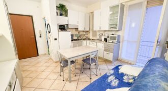 BILOCALE RISTRUTTURATO CON DOPPIO BALCONE – CORSO EUROPA – 50 m DAL MARE – BORGHETTO S.SPIRITO