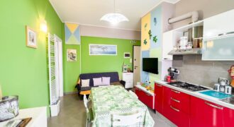 TRILOCALE COMPLETAMENTE RISTRUTTURATO ED ARREDATO CON AMPIO BALCONE SUL MARE –  CORSO EUROPA – 50 m DAL MARE – BORGHETTO SANTO SPIRITO