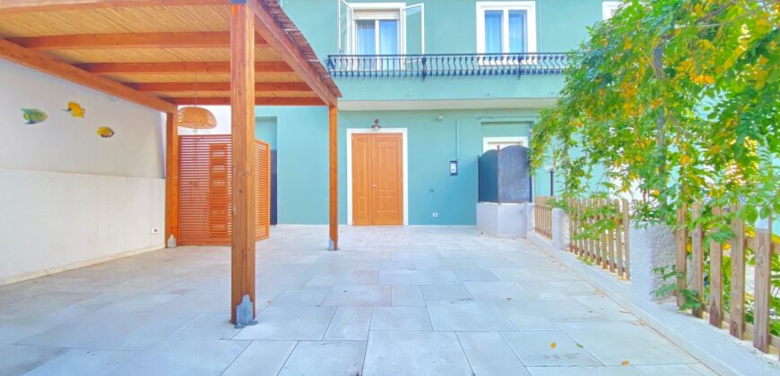 TRILOCALE COMPLETAMENTE RITRUTTURATO ED ARREDATO CON AMPIO TERRAZZO –  VIA IGNAZIO DELL’ORO  –  750 m DAL MARE – ALASSIO
