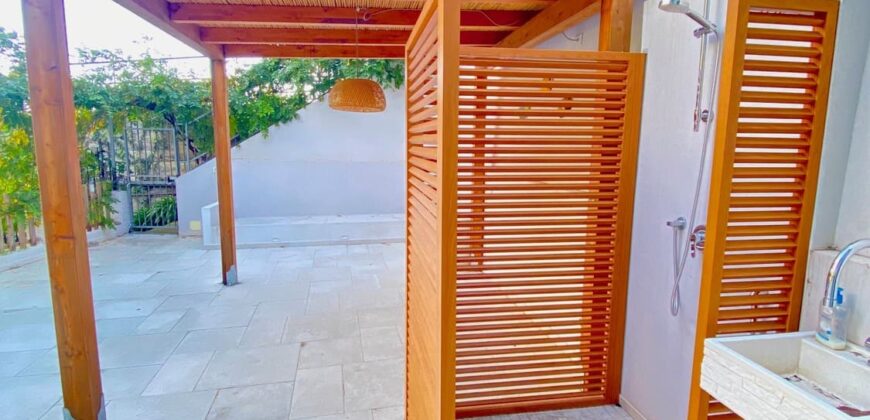 TRILOCALE COMPLETAMENTE RITRUTTURATO ED ARREDATO CON AMPIO TERRAZZO –  VIA IGNAZIO DELL’ORO  –  750 m DAL MARE – ALASSIO