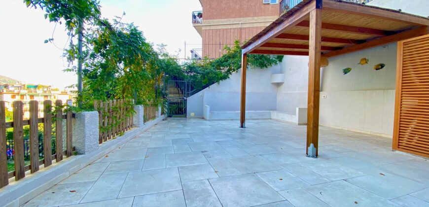 TRILOCALE COMPLETAMENTE RITRUTTURATO ED ARREDATO CON AMPIO TERRAZZO –  VIA IGNAZIO DELL’ORO  –  750 m DAL MARE – ALASSIO