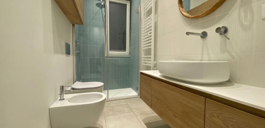 TRILOCALE COMPLETAMENTE RITRUTTURATO ED ARREDATO CON AMPIO TERRAZZO –  VIA IGNAZIO DELL’ORO  –  750 m DAL MARE – ALASSIO