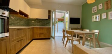 TRILOCALE COMPLETAMENTE RITRUTTURATO ED ARREDATO CON AMPIO TERRAZZO –  VIA IGNAZIO DELL’ORO  –  750 m DAL MARE – ALASSIO