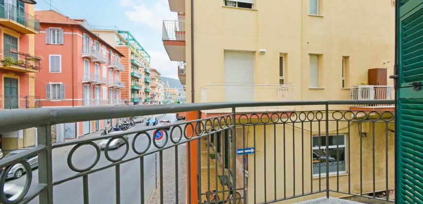 BILOCALE RISTRUTTURATO CON POSTO AUTO – VIA LEONARDO DA VINCI – 200 m DAL MARE – ALASSIO