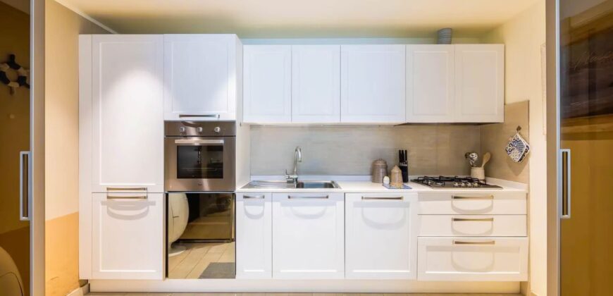 TRILOCALE RISTRUTTURATO CON TERRAZZO PANORAMICO VISTA MARE E BOX AUTO – VIA PRIVATA CAZULINI – 1,7 Km DAL MARE – ALASSIO