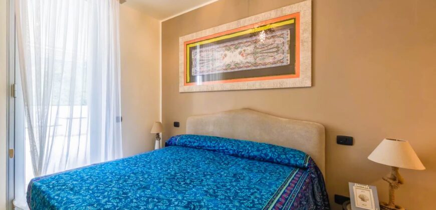 TRILOCALE RISTRUTTURATO CON TERRAZZO PANORAMICO VISTA MARE E BOX AUTO – VIA PRIVATA CAZULINI – 1,7 Km DAL MARE – ALASSIO