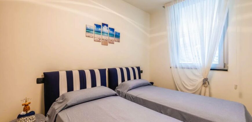 TRILOCALE RISTRUTTURATO CON TERRAZZO PANORAMICO VISTA MARE E BOX AUTO – VIA PRIVATA CAZULINI – 1,7 Km DAL MARE – ALASSIO