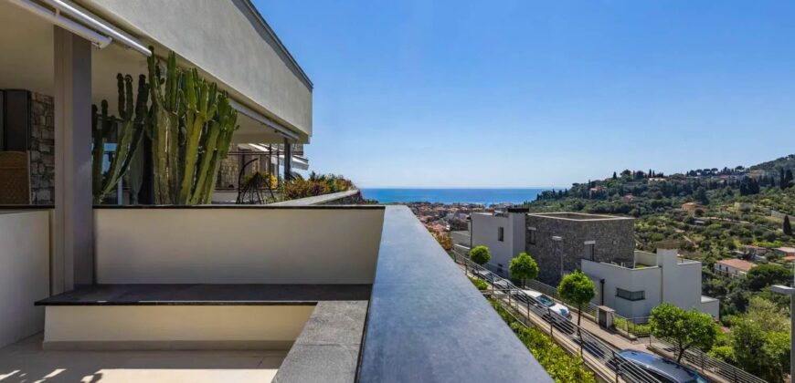 TRILOCALE RISTRUTTURATO CON TERRAZZO PANORAMICO VISTA MARE E BOX AUTO – VIA PRIVATA CAZULINI – 1,7 Km DAL MARE – ALASSIO