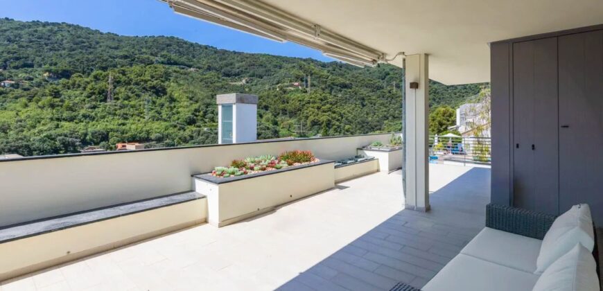 TRILOCALE RISTRUTTURATO CON TERRAZZO PANORAMICO VISTA MARE E BOX AUTO – VIA PRIVATA CAZULINI – 1,7 Km DAL MARE – ALASSIO