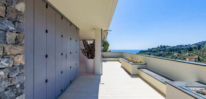 TRILOCALE RISTRUTTURATO CON TERRAZZO PANORAMICO VISTA MARE E BOX AUTO – VIA PRIVATA CAZULINI – 1,7 Km DAL MARE – ALASSIO