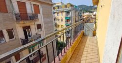 TRILOCALE RISTRUTTURATO CON DOPPIO BALCONE –  VIA BOGLIOLO – 250 m DAL MARE – ALASSIO