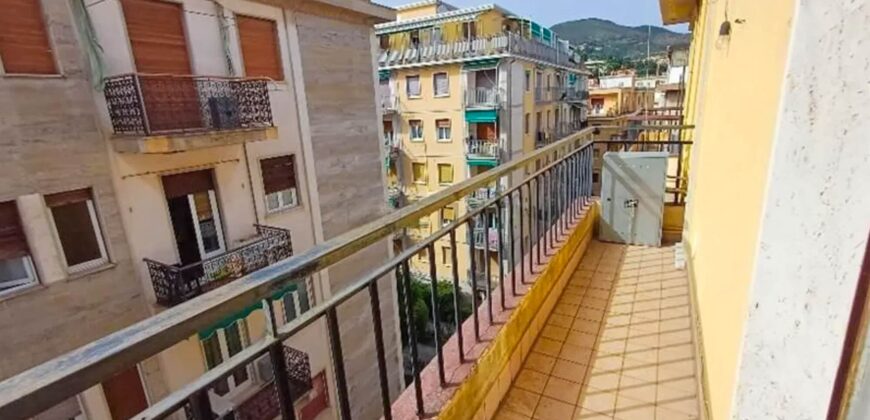 TRILOCALE RISTRUTTURATO CON DOPPIO BALCONE –  VIA BOGLIOLO – 250 m DAL MARE – ALASSIO