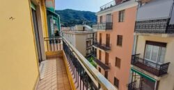 TRILOCALE RISTRUTTURATO CON DOPPIO BALCONE –  VIA BOGLIOLO – 250 m DAL MARE – ALASSIO