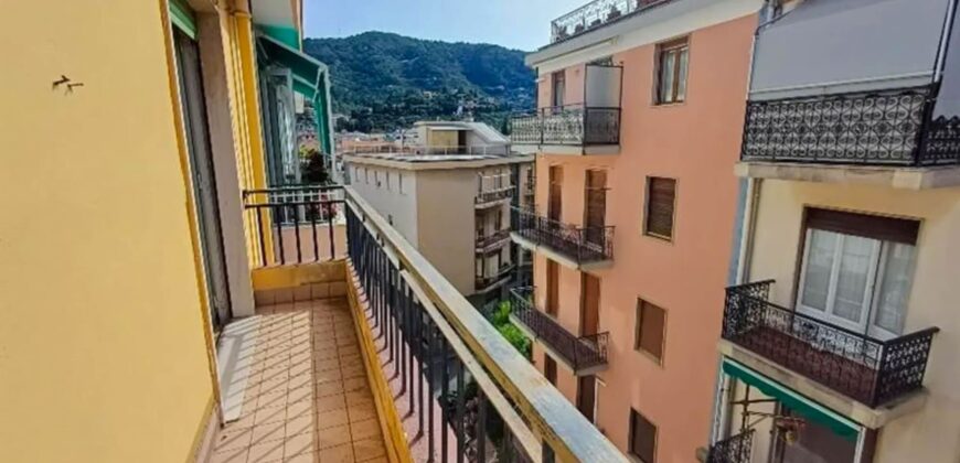 TRILOCALE RISTRUTTURATO CON DOPPIO BALCONE –  VIA BOGLIOLO – 250 m DAL MARE – ALASSIO