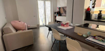 TRILOCALE COMPLETAMENTE RISTRUTTURATO CON TERRAZZO PANORAMICO, BOX AUTO E CANTINA ANNESSA –  VIALE HANBURY – 50 m DAL MARE – ALASSIO