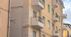 TRILOCALE COMPLETAMENTE RISTRUTTURATO CON TERRAZZO PANORAMICO, BOX AUTO E CANTINA ANNESSA –  VIALE HANBURY – 50 m DAL MARE – ALASSIO