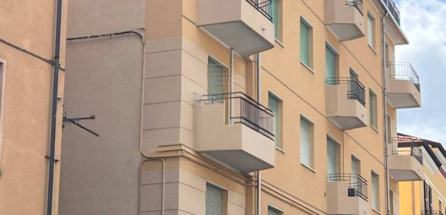 TRILOCALE COMPLETAMENTE RISTRUTTURATO CON TERRAZZO PANORAMICO, BOX AUTO E CANTINA ANNESSA –  VIALE HANBURY – 50 m DAL MARE – ALASSIO