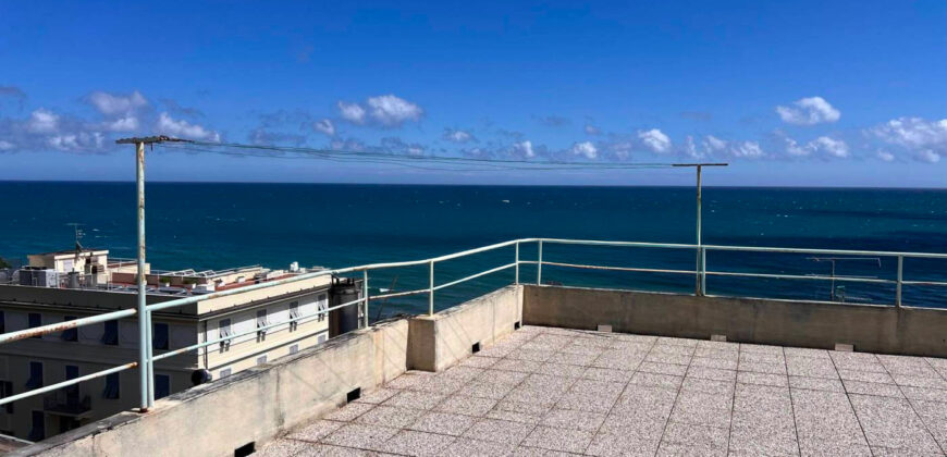 TRILOCALE COMPLETAMENTE RISTRUTTURATO CON TERRAZZO PANORAMICO, BOX AUTO E CANTINA ANNESSA –  VIALE HANBURY – 50 m DAL MARE – ALASSIO