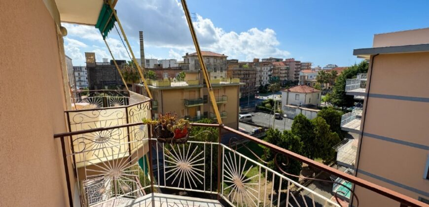 TRILOCALE CON DOPPIO BALCONE E POSTO AUTO –  VIA DANTE – 200 M DAL MARE – BORGHETTO SANTO SPIRITO